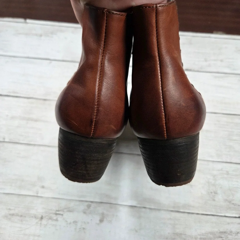 Clarks boots have
